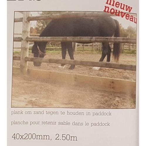 Plank in paddock om zand tegen te houden voor houten, Dieren en Toebehoren, Stalling en Weidegang