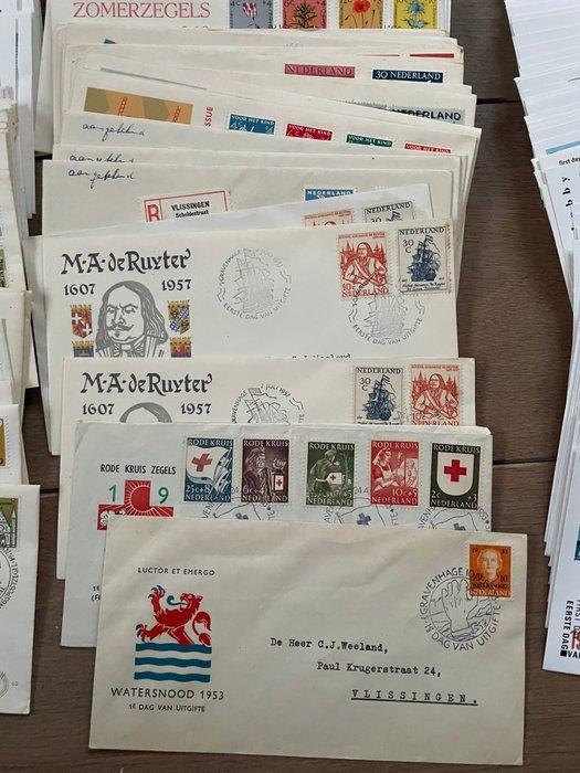 Nederland 1953 - Partij van 715 FDCs + 4 lege FDC-albums, Postzegels en Munten, Postzegels | Nederland