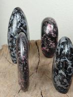 Verzameling Merliniet & Rhodoniet edelsteen schulpturen- 2,6, Verzamelen, Mineralen en Fossielen