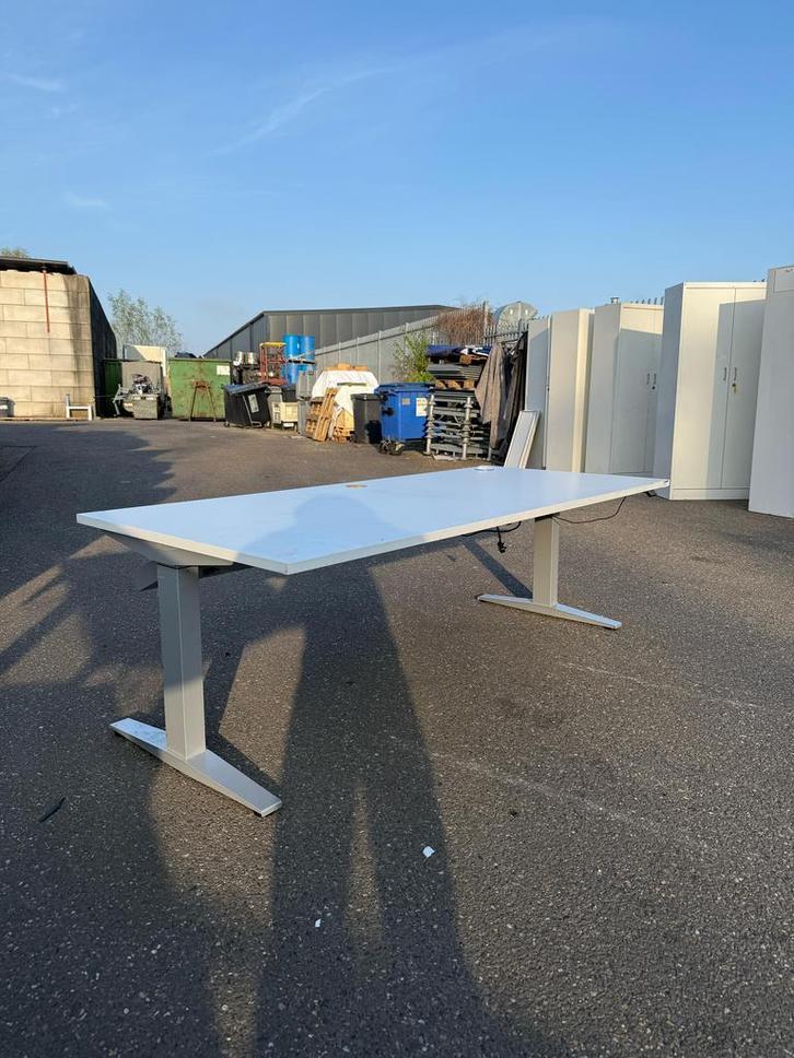 Herman Miller Zit Sta Bureau - Nieuwprijs Meer Dan 1000 Euro, Huis en Inrichting, Bureaus, Stabureau, Zo goed als nieuw, Elektrisch