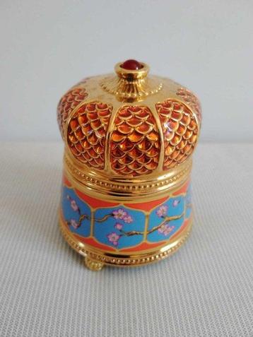 Boîte à musique en porcelaine et métal plaqué or —