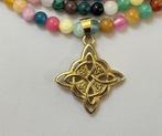 Collier de pierres naturelles avec une « Croix de Sorcière »