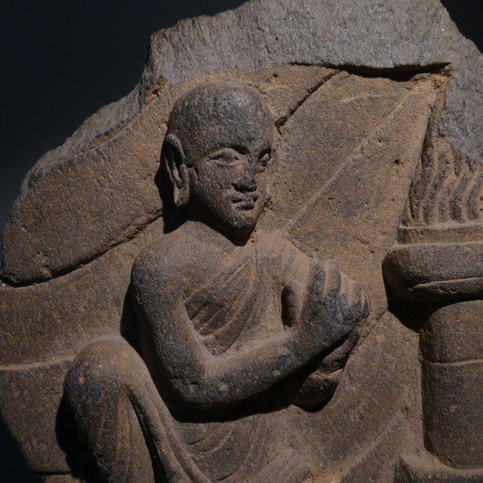 Gandhara Schist Relief Boeddhistische monnik. 20,5 cm hoog., Collections, Minéraux & Fossiles
