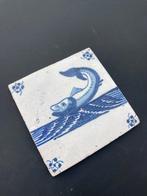 Tegel - Antieke Delfts blauwe tegel met een grote roofvis -