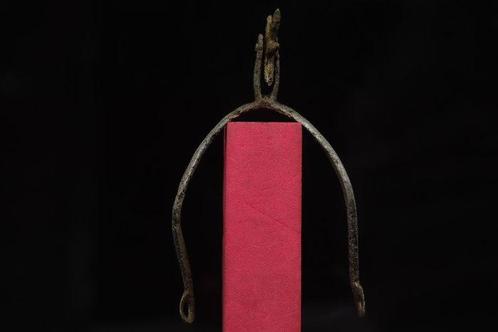 XVe siècle apr. J.-C. : Médiéval Éperon militaire en fer, Antiek en Kunst, Antiek | Overige Antiek