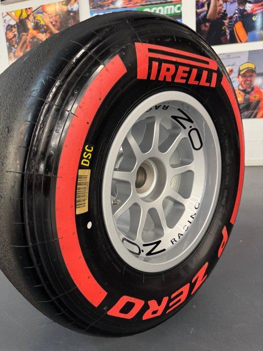 Wiel compleet met band - Pirelli - O.Z - Formule 1 **** NO, Verzamelen, Automerken, Motoren en Formule 1