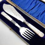 Yates Brothers - Serveerset voor vis (2) - met zilveren hals, Antiek en Kunst