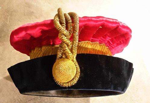 Gewaad en toque van een hoogrechter van het cassatiehof. (2), Antiek en Kunst, Antiek | Overige Antiek