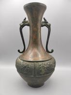 Vaas - Brons - Japan - Bronzen vaas met draakvormig handvat, Antiek en Kunst