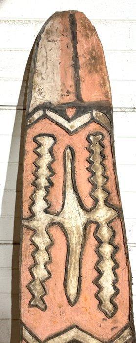 Bouclier de combat nord-est Asmat des années 1990 - salawaku