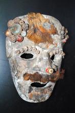 Oud, ongebruikelijk versierd masker met haar en baard,