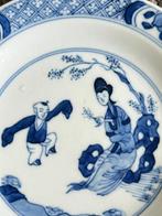 Een blauw-witte schaal met figuren - China - Kangxi, Antiek en Kunst