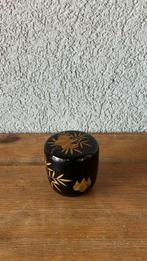 Natsume - met gouden maki-e, waarop bamboebladeren verweven