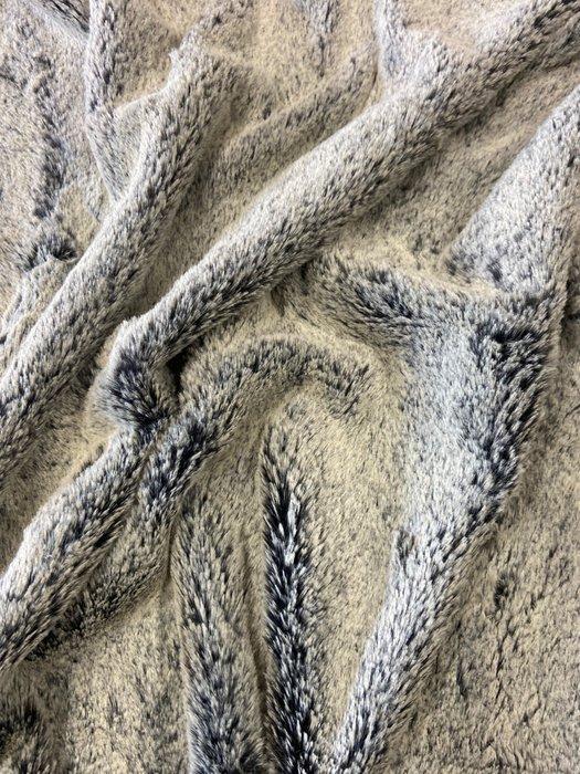 Spectaculair snit van de zachtste bont, gemaakt in Italië. -, Antiek en Kunst, Antiek | Tapijten, Tafelkleden en Textiel