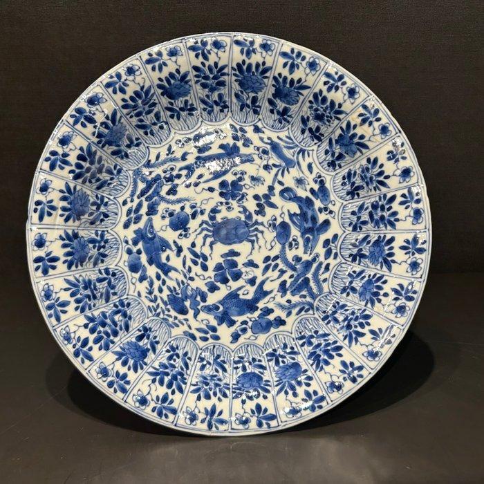 Bord - Porselein - Kangxi krab en baars bord, Antiek en Kunst, Antiek | Overige Antiek