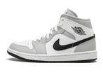 Air Jordan 1 Mid Light Smoke Grey Black - Maat 39 EU, Ophalen of Verzenden, Nieuw