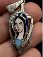 Gotische religieuze hanger uit de naoorlogse periode, in