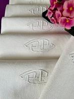 Oude grote servetten, linnen met handgeborduurde bloemen in