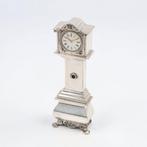 H. Hooijkaas - Staand horloge klok - Miniatuur figuur - .835, Antiek en Kunst