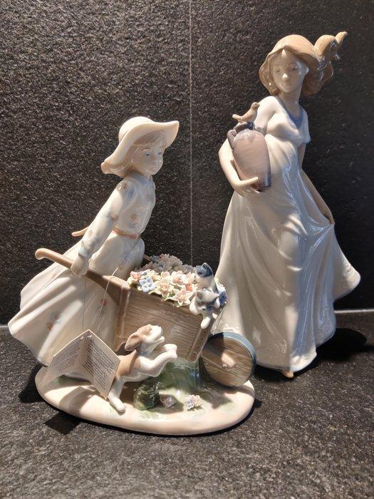 Nao by Lladró, NADAL - Beeldje, Bloemenmeisje (2) - 21 cm -, Antiek en Kunst, Antiek | Glaswerk en Kristal