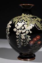Vaas - Emaille, Een donkergrond cloisonné-vaas met witte