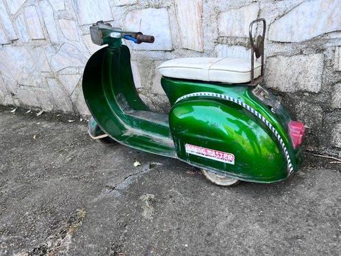 Young Lion Rider - Voiture à pédales Vespa-style pedal, Antiek en Kunst, Antiek | Speelgoed