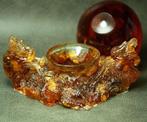 2 Baltische amber drakenkoppen die een amberbal vasthouden., Verzamelen
