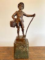 Hans Keck (1875-1941) - sculptuur, Wandelende jongen - 28 cm, Antiquités & Art, Antiquités | Céramique & Poterie