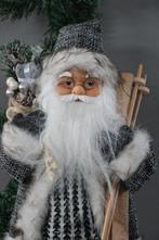 Kerstman in grijze outfit met Noorse jas aan. - Kerstbeeldje, Nieuw