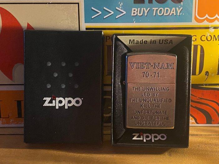 Zippo - VIETNAM (REPLIQUE) NEUF - Sans Prix de Réserve -, Verzamelen, Rookartikelen, Aanstekers en Luciferdoosjes