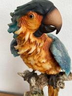 Capodimonte - G. Armani - Statuette, Papegaai op sokkel. -, Antiek en Kunst