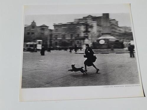Robert Capa - Woman and dog running for shelter when the, Antiek en Kunst, Kunst | Designobjecten