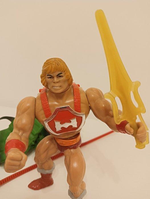 Mattel - Action figure MOTU: He-Man Battle Armor su Road, Antiek en Kunst, Antiek | Overige Antiek