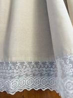 Tissu exclusif en canapé beige avec un détail de bordure en
