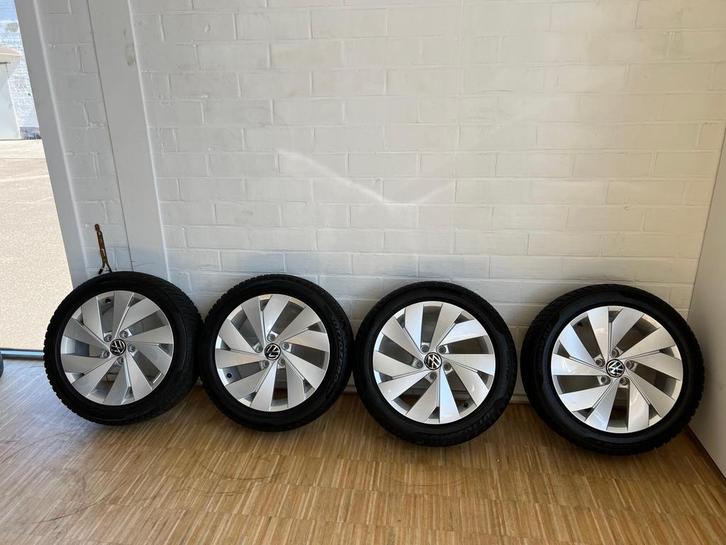 Volkswagen Golf 17 inch plus winterbanden Pirelli Scottozero, Auto-onderdelen, Banden en Velgen, 17 inch, Winterbanden, 205 mm