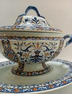 Gien - Tureen (2) - Aardewerk - soepterrine op zijn dienblad