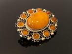 Oude vintage Baltische barnsteen broche in eigeel- en, Antiek en Kunst