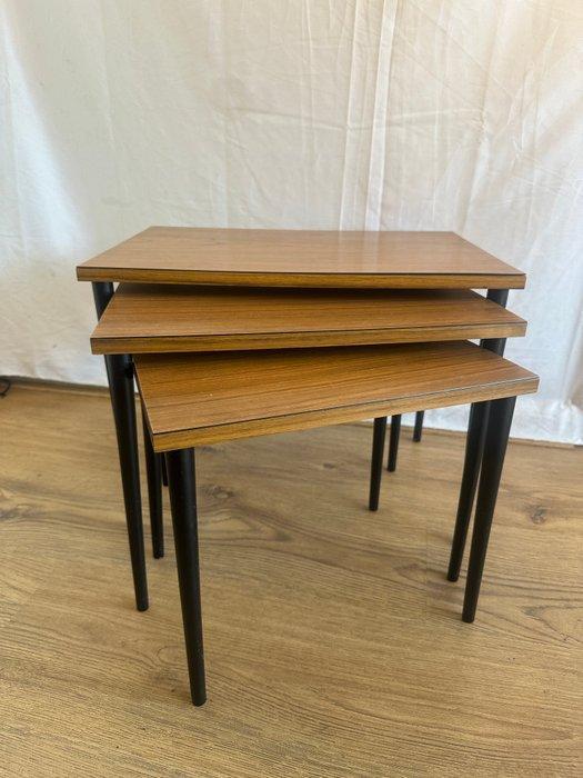 Set bijzettafels - Nesttafel - Hout, Teak, Fineer - Drie, Antiek en Kunst, Kunst | Designobjecten