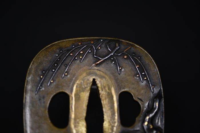 Bronzen tsuba met een vogel op een lijsterrank, ingelegd met, Antiek en Kunst, Antiek | Overige Antiek