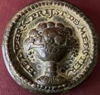 Vruchtenmand op een voetstuk, overvloed, voorspoed etc. -