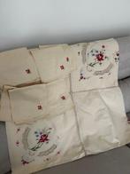 Tovaglia quadrata in lino con ricamo a uncinetto e punto