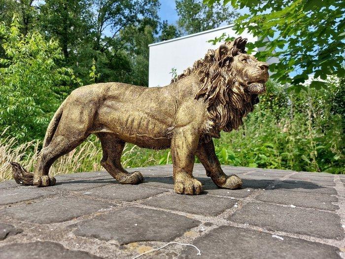 Beeld, Beeld, 60 cm long statue of golden bronze lion - 32, Antiek en Kunst, Kunst | Designobjecten