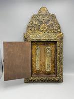 Friesche latoen koperen spiegel met fraaie lijst, goudlook -