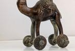 Beeld, Indiase bronzen Dhokra speelgoedkameel met ruiter op