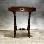 Middentafel - walnoothout - kleine schrijftafel