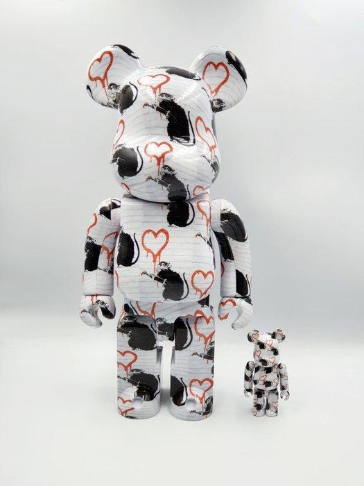 NO RESERVE Banksy X Brandalism X Medicom toy Be@rbrick -, Antiek en Kunst, Kunst | Designobjecten