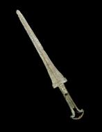 Luristan - Zwaard van brons met brede centrale nervuur en