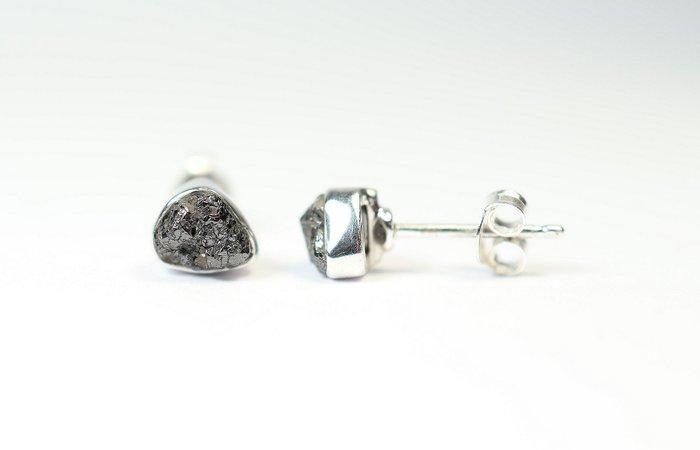 Rohdiamant 2 Oorbellen / nieuw- 1.24 g - (2), Verzamelen, Mineralen en Fossielen