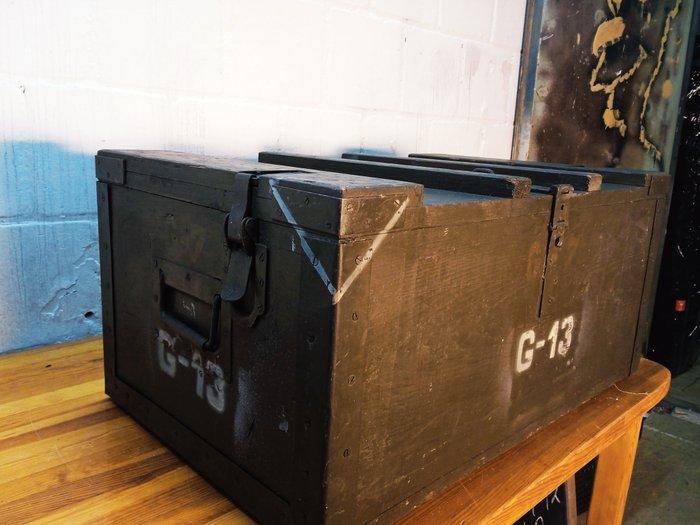 Kist - Grote militaire koffer - Staal, Vurenhout, Antiquités & Art, Antiquités | Assiettes décoratives & Carrelages