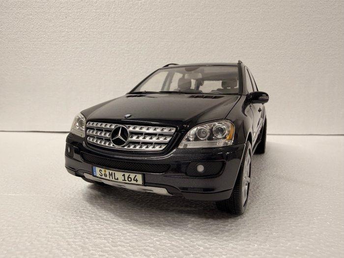 Minichamps 1:18 - Modelauto - Mercedes-Benz ML-Class W164 -, Hobby en Vrije tijd, Modelauto's | 1:5 tot 1:12
